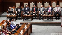 Jajaran pimpinan DPR periode sebelumnya hadir dalam rapat paripurna tersebut. Menko Polhukam Hadi Tjahjanto juga terlihat hadir.  