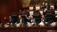 Selain Puan, hadir pemimpin yang lain Wakil Ketua DPR Sufmi Dasco Ahmad, Lodewijk F Paulus, dan Rachmat Gobel.  