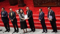 Puan memberikan buku laporan kinerja kepada Ketua DPR periode 2009-2014 Marzuki Alie.  