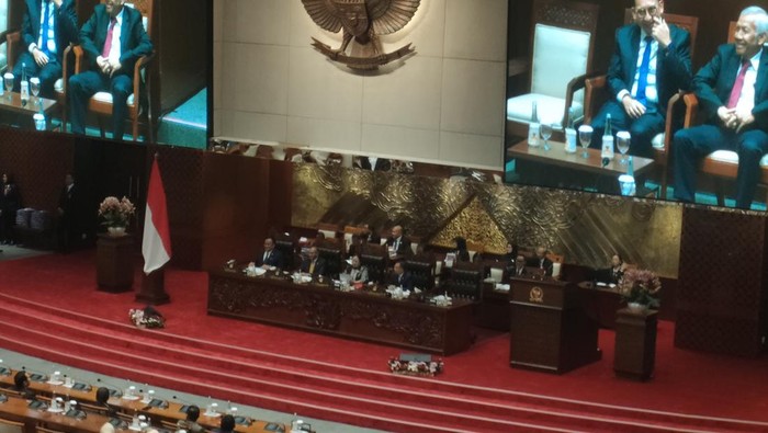 Pimpinan DPR Puan Maharani Pimpin Sidang Paripurna Peringatan HUT ke-79 DPR, Sambut Kehadiran Tokoh Senior