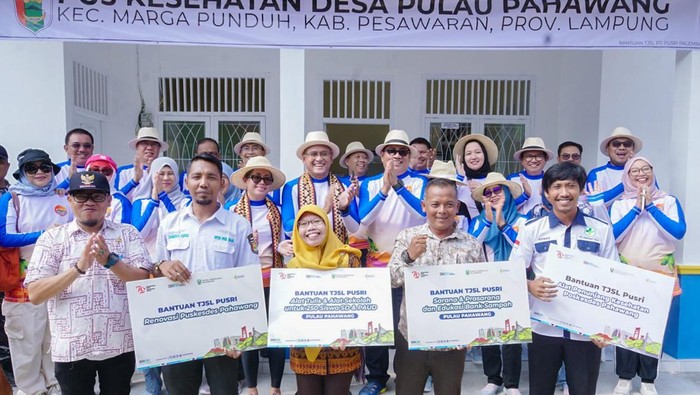 Pusri memberi bantuan ke masyarakat di Pahawang Lampung.