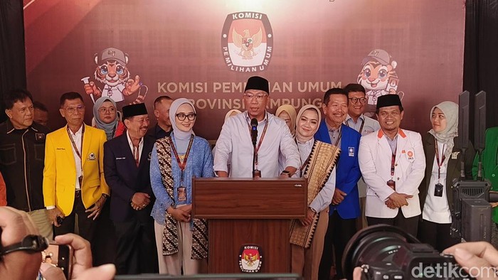 Rahmad Mirzani Djausal-Jihan Nurlela melakukan pendaftaran ke KPU Provinsi Lampung.