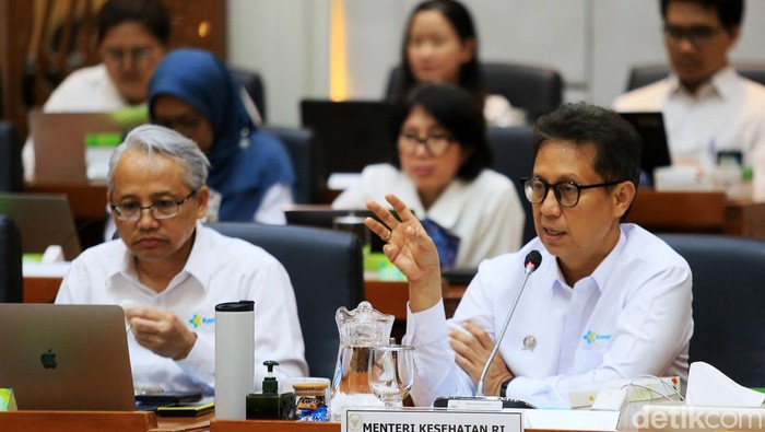 Menteri Kesehatan Budi Gunadi Sadikin menyampaikan paparan dalam rapat kerja bersama Komisi IX DPR di kompleks Parlemen, Jakarta, Kamis (29/8/2024). Rapat tersebut membahas penjelasan terkait perkembangan Peraturan Pemerintah (PP) Nomor 28 Tahun 2024 tentang Pelaksanaan Undang-Undang Kesehatan, peningkatan kasus cuci darah pada anak, status pandemi dan kondisi terkini wabah Mpox dan pengawasan proses pendidikan kedokteran di Indonesia.