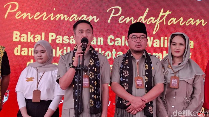 Ratu Dewa-Prima Salam mendaftar Pilwako Palembang ke KPU.