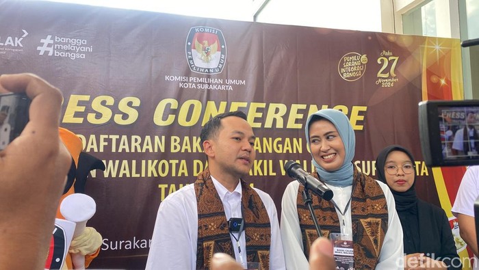 Respati Ardi dan Astrid Widayani usai mendaftarkan diri sebagai Cawalkot dan Cawawalkot Solo 2024 di KPU Solo, Rabu (29/8/2024).