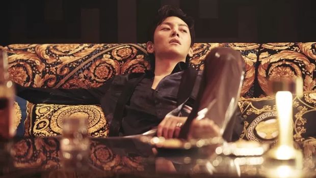 Cuplikan adegan dalam film Revolver (2024).