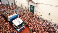 Ribuan orang saling melempar tomat pada hari Rabu (28/8) di Bunol, Spanyol timur, selama festival adu makanan La Tomatina yang terkenal. REUTERS/Eva Manez