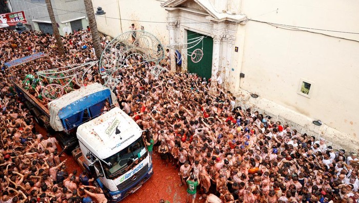 Participants attend the annual food fight festival 'La Tomatina' in Bunol, near Valencia, Spain, August 28, 2024. REUTERS/Eva Manez