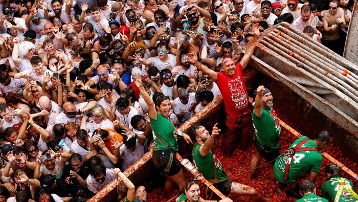 Ribuan Orang Semarakkan Perang Tomat Tahunan di Spanyol Participants attend the annual food fight festival 'La Tomatina' in Bunol, near Valencia, Spain, August 28, 2024. REUTERS/Eva Manez