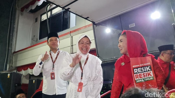 Risma-Gus Hans bersiap berangkat ke KPU dari Kantor DPD PDIP Jatim.
