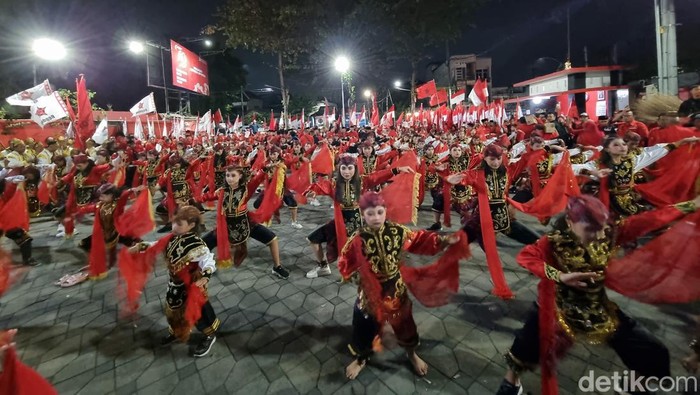 Risma-Gus Hans bersiap berangkat ke KPU dari Kantor DPD PDIP Jatim.