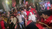 Risma-Gus Hans datang ke KPU Jatim naik becak (Foto: Faiq Azmi)