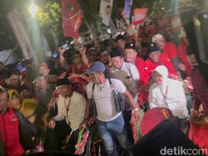 Risma Datang ke KPU Jatim Naik Becak, Kader PKB Asyik Dangdutan
