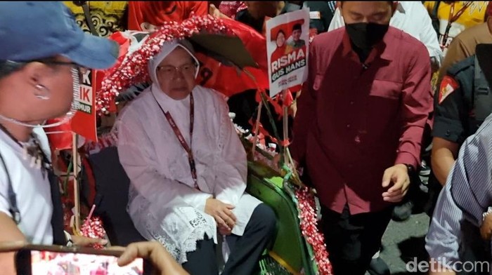 Risma-Gus Hans naik becak daftar ke KPU Jatim.