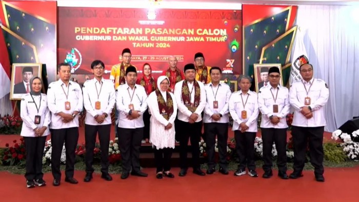 Risma-Gus Hans resmi mendaftar ke KPU Jatim.