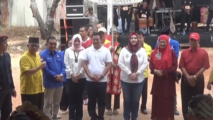 Riza Herdavid dan Debby Vita Dewi resmi mendaftarkan ke KPU Bangka Selatan