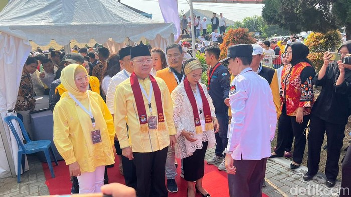 Rohidin Mersya-Meriani mendaftarkan diri ke KPU untuk maju dalam Pemilihan Gubernur (Pilgub) Bengkulu.