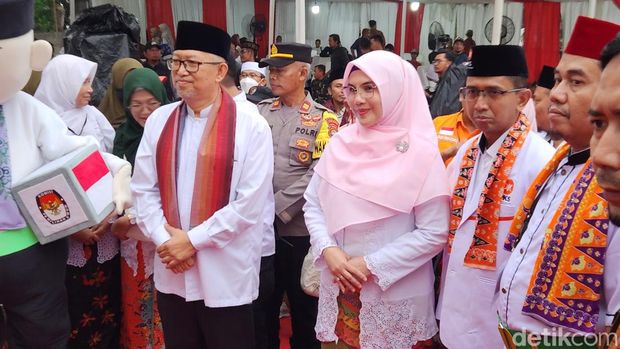 Ruhamaben dan Shinta Wahyuni Chairuddin resmi mendaftar Pilwalkot ke KPU Tangsel. Ruhamaben-Shinta menjadi pasangan kedua yang mendaftar ke KPU Tangsel (Adrial/detikcom)