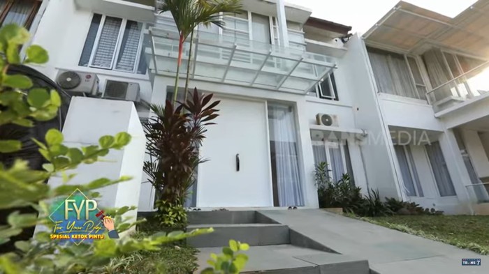 Rumah Oki Setiana Dewi Rumah Oki Setiana Dewi