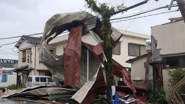 Sebuah benda yang tertiup angin kencang akibat Topan Shanshan terdampar di kabel listrik di Miyazaki, Jepang barat daya, 29 Agustus 2024, dalam foto yang diambil oleh Kyodo. (Mandatory credit Kyodo/via REUTERS)