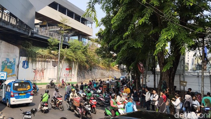 Sejumlah ojol di Jaksel tak ikut demo hari ini dan lebih memilih matikan layanan (Maulana Ilhami/detikcom)