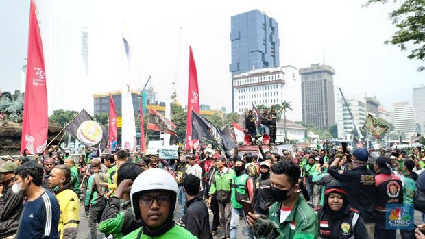 Sejumlah pengemudi ojek daring (ojol) menggelar aksi demo di depan gedung Kominfo, Jakarta, Kamis (29/8/2024). (CNBC Indonesia/Novina Putri Bestari)