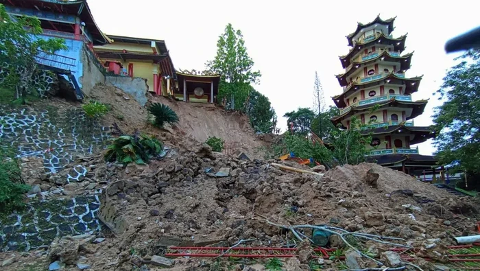 Sejumlah rumah terdampak longsor yang melanda Kota Sorong pada Senin (26/8).