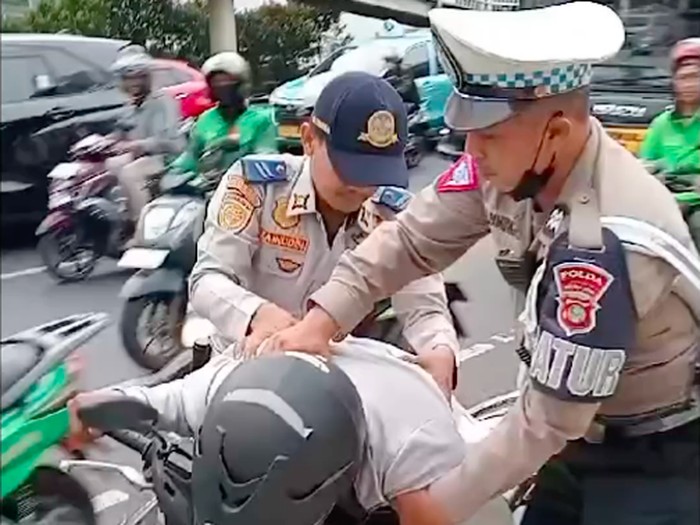 Seorang pemotor pria hampir pingsan di kawasan Semanggi, Jakarta. Anggota Dishub dan Polisi yang ada di TKP langsung menolongnya. (dok IG @tmcpoldametro)