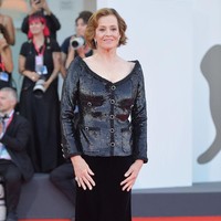 Sigourney Weaver tampil elegan dengan busana serba hitam dari rumah mode Chanel Haute Couture. Foto: WireImage/Dominique Charriau