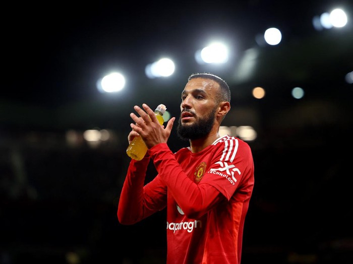 Soccer Football - Premier League - Manchester United v Fulham - Old Trafford, Manchester, Britain - August 16, 2024  Manchester United's Noussair Mazraoui reacts after being substituted REUTERS/Molly Darlington EDITORIAL USE ONLY. NO USE WITH UNAUTHORIZED AUDIO, VIDEO, DATA, FIXTURE LISTS, CLUB/LEAGUE LOGOS OR 'LIVE' SERVICES. ONLINE IN-MATCH USE LIMITED TO 120 IMAGES, NO VIDEO EMULATION. NO USE IN BETTING, GAMES OR SINGLE CLUB/LEAGUE/PLAYER PUBLICATIONS. PLEASE CONTACT YOUR ACCOUNT REPRESENTATIVE FOR FURTHER DETAILS..