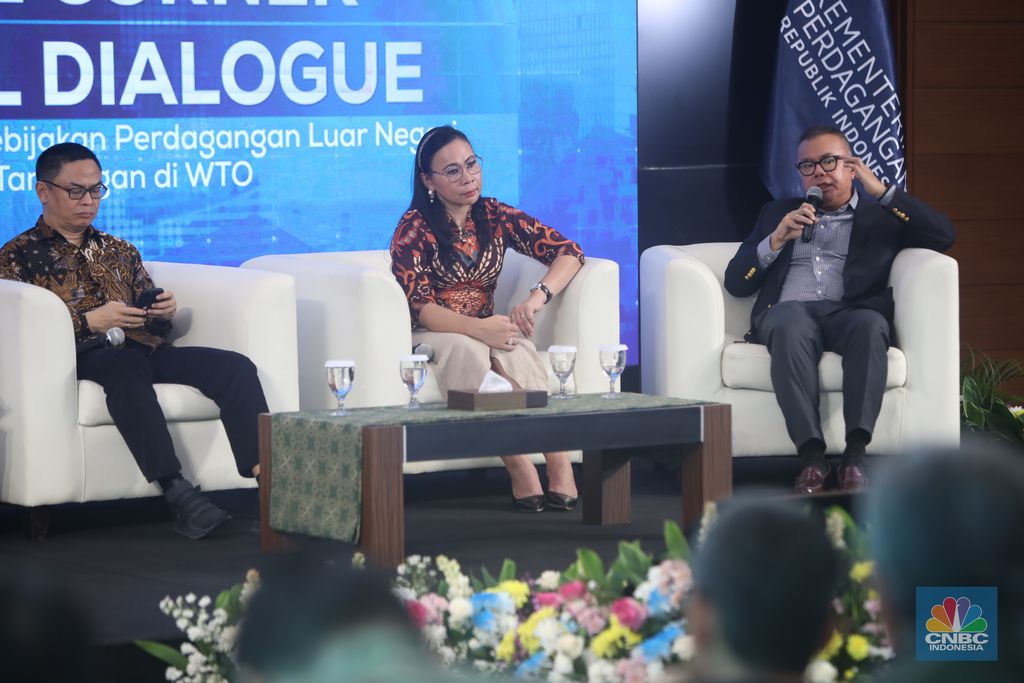 Staf Khusus Menteri Perdagangan Bidang Perjanjian Perdagangan Internasional Kementerian Perdagangan RI, Bara Krishna Hasibuan menyampaikan pemaparan dalam acara Trade Corner Special Dialogue di Auditorium Gedung Kementerian Perdagangan, Jakarta, Kamis (29/8/2024). (CNBC Indonesia/Faisal Rahman)