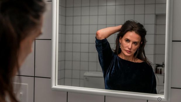 Cuplikan adegan Demi Moore di Subtance (2024).