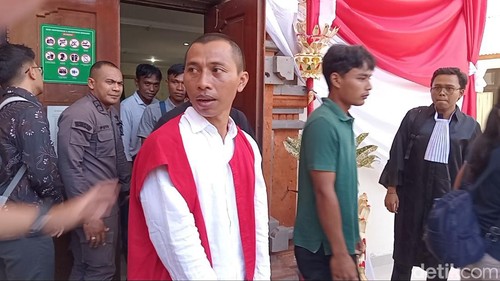 Sukena seusai menjalani sidang di PN Denpasar gegara pelihara landak langka, Kamis (29/8/2024). (Aryo Mahendro/detikBali).