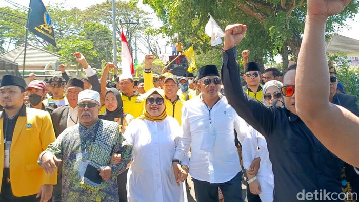 Sumiatun dan Ibnu Salim mendaftar sebagai pasangan terakhir di Pilkada Lombok Barat, NTB, Kamis siang (29/8/2024). Foto: (Ahmad Viqi/detikBali).