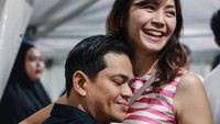 Pembawa acara kuis Arisan itu juga selalu membawa istri kemana saja dirinya pergi. Dia melakukan itu karena mendengar alasan Wendi Cagur yang juga selalu melibatkan istri saat pergi ke mana saja. Foto: Instagram @suryainsomnia