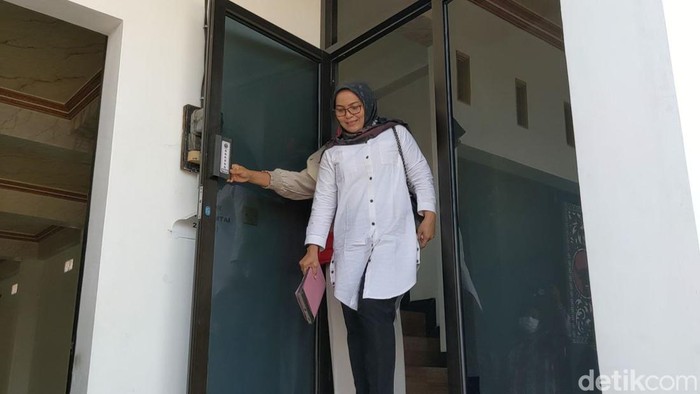 Susilowati saat menyerahkan surat mundur dari Ketua Dewan Pimpinan Cabang (DPC) PDIP Tulungagung