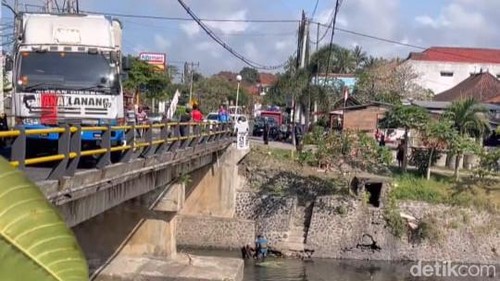 Seorang pemotor jatuh ke sungai di Jalan Denpasar-Gilimanuk, Jembrana, Kamis (29/8/2024).