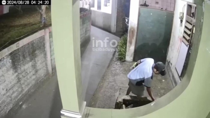 Tangkapan layar video di akun Instagram @infocibaduyut berisi OTK berusaha bakar rumah warga di Cibaduyut, Kota Bandung.