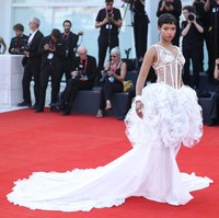 Taylor Russell mengenakan gaun putih dengan berbagai aksen dan permainan tekstur dari koleksi Chanel Haute Couture. Foto: Getty Images/Maria Moratti