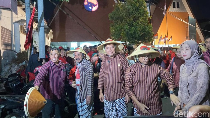 Teguh dan Bambang jalan kaki menuju KPU Solo dari Kantor DPC PDIP Solo, Kamis (29/8/2024).