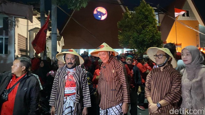 Teguh dan Bambang jalan kaki menuju KPU Solo dari Kantor DPC PDIP Solo, Kamis (29/8/2024).