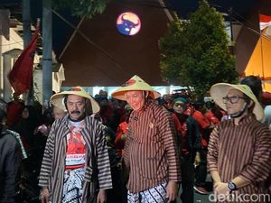 Maju Pilkada Solo 2024, Teguh-Bambang Gage Jalan Kaki ke KPU Pakai Lurik