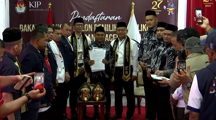 Teuku Irwan Djohan dan Khairul Amal mendaftar ke Komisi Independen Pemilihan (KIP) Kota Banda Aceh untuk maju di Pilkada 2024. (dok. Istimewa)