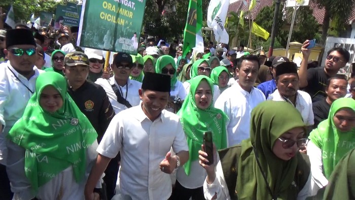 Thoriqul Haq - Lucita Izza Rafika mendaftar ke kantor KPU Lumajang
