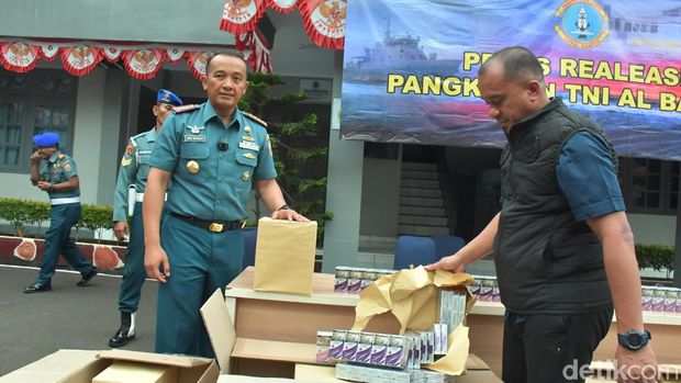 TNI AL Banten menggagalkan penyelundupan rokok ilegal di Pelabuhan Merak, Cilegon. Rokok ilegal itu rencananya akan dikirim ke wilayah Sumatera. (M Iqbal/detikcom)