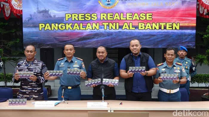 TNI AL Berhasil Menumpas Penyelundupan 2 Juta Batang Rokok Ilegal di Merak, 3 Tersangka Diamankan