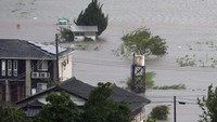 Wilayah barat daya Jepang pada hari Kamis (29/8/2024) dilanda hujan lebat dan angin kencang seiring dengan datangnya Topan Shanshan di prefektur Kagoshima.   