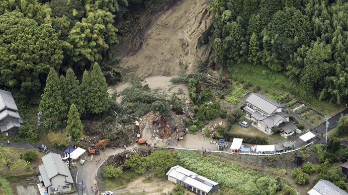 Topan Shanshan Terjang Jepang, Begini Dampaknya This aerial image shows the landslide in Gamagori, Aichi prefecture, Japan, Wednesday, Aug. 28, 2024. Ahead of the typhoon's arrival, heavy rain caused a landslide that buried a house in the central city of Gamagori. (Kyodo News via AP)