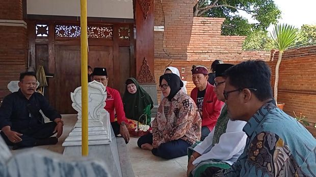 Tri Rismaharini berziarah ke Makam Gubernur Suryo, Gubernur Jatim pertama di Magetan.