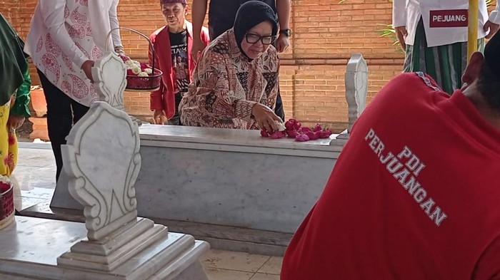 Tri Rismaharini berziarah ke Makam Gubernur Suryo, Gubernur Jatim pertama di Magetan.